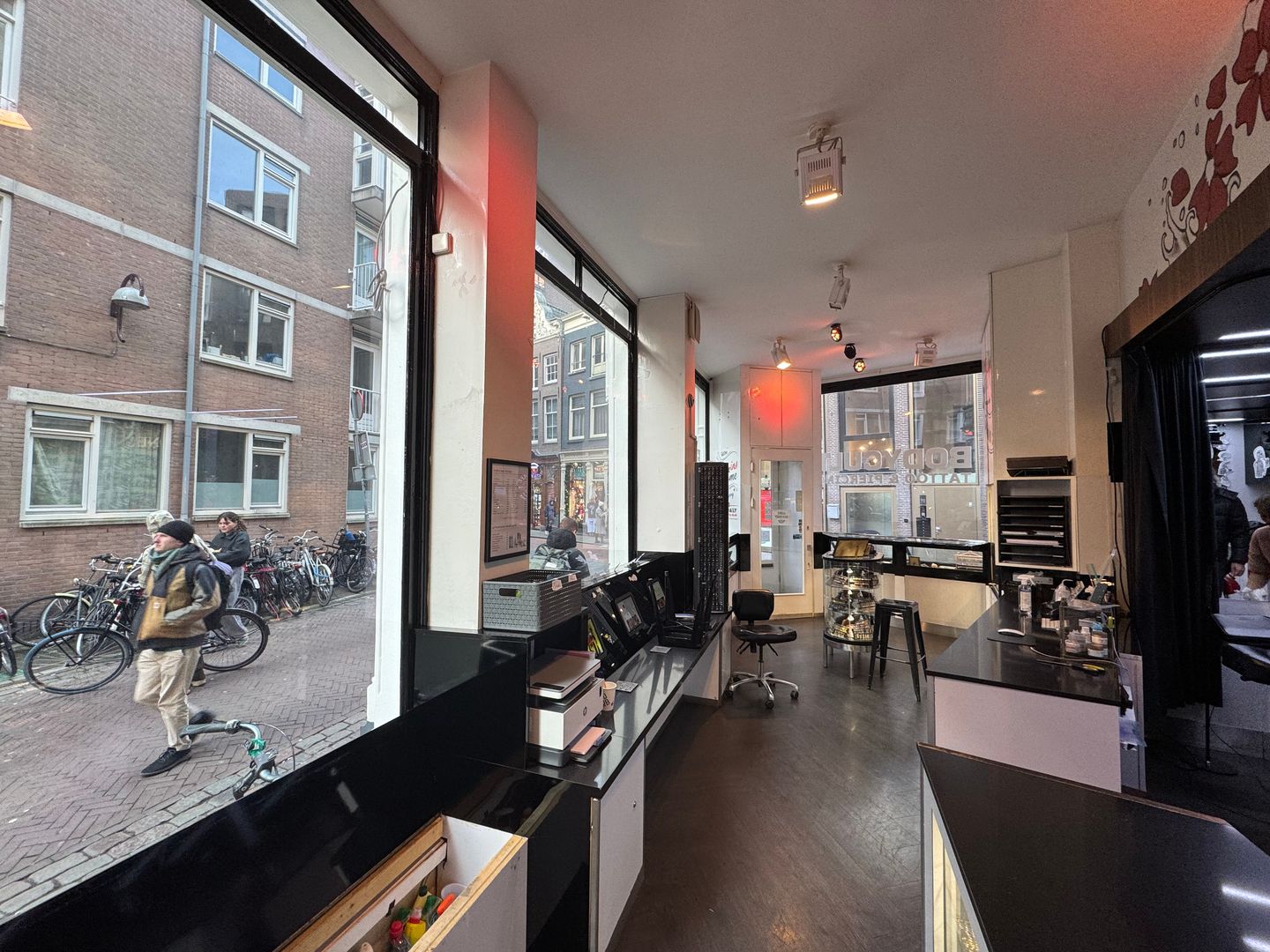 View photo 4 of Warmoesstraat 101