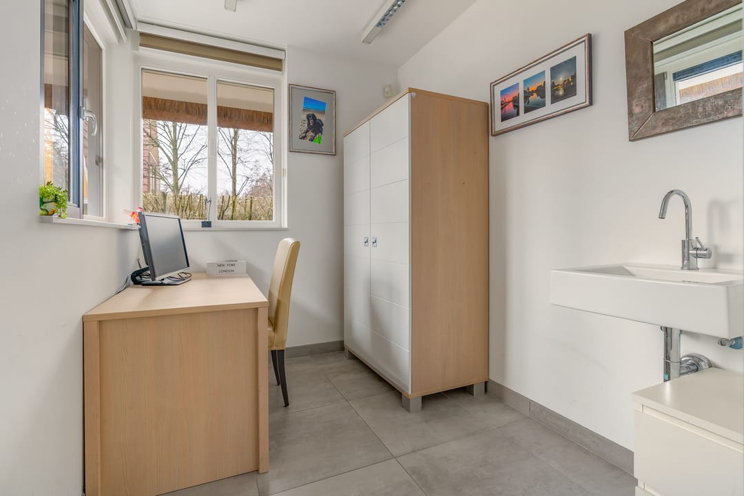 Photo 7 of Schoeimes 10