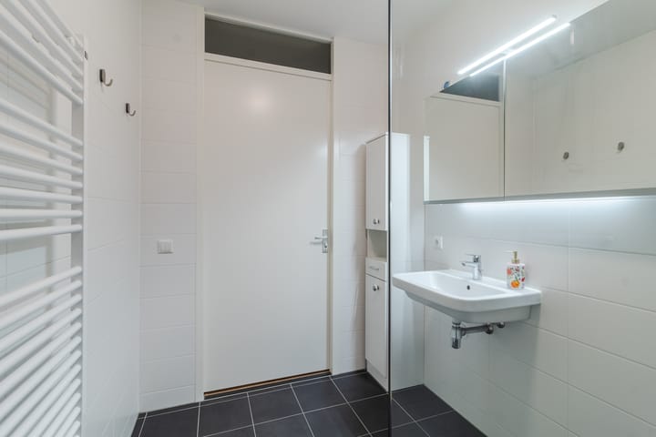 Photo 16 of Prins Bernhardstraat 1-H