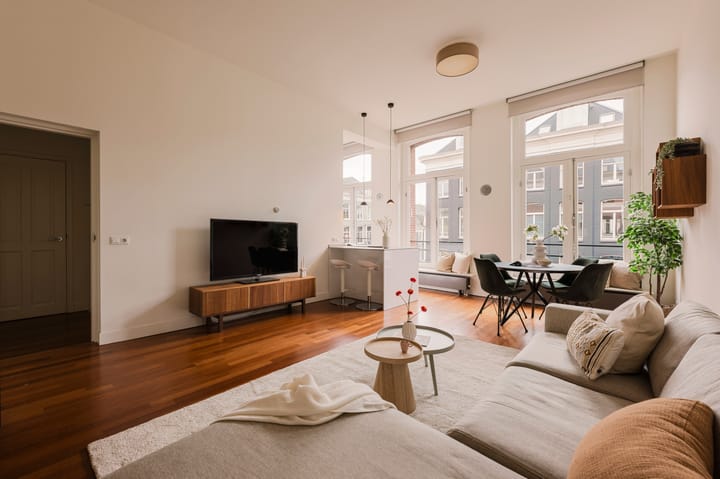 Photo 3 of Van Baerlestraat 15-2