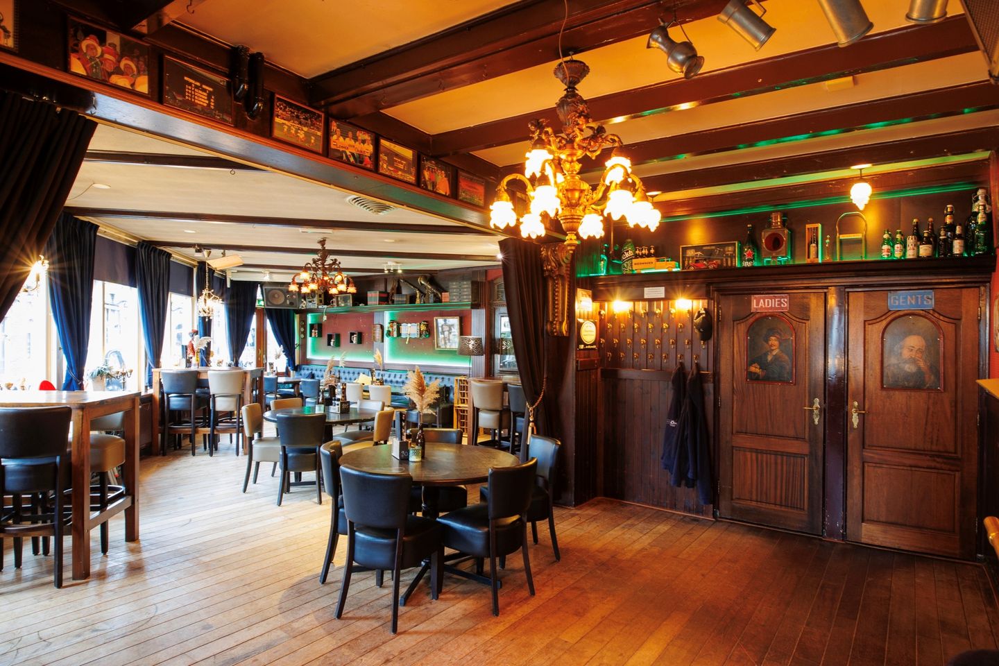 Bekijk foto 2 van Emmakade 1