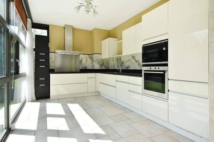 Photo 10 of Pieter de Voisstraat 16