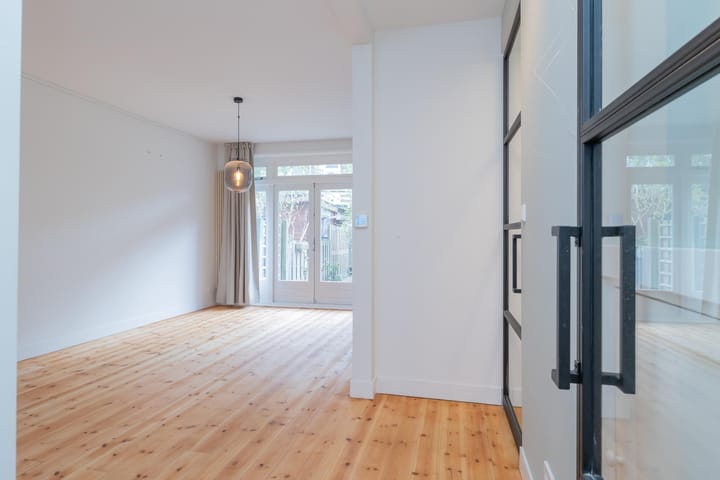 Photo 4 of Vosmaerstraat 13