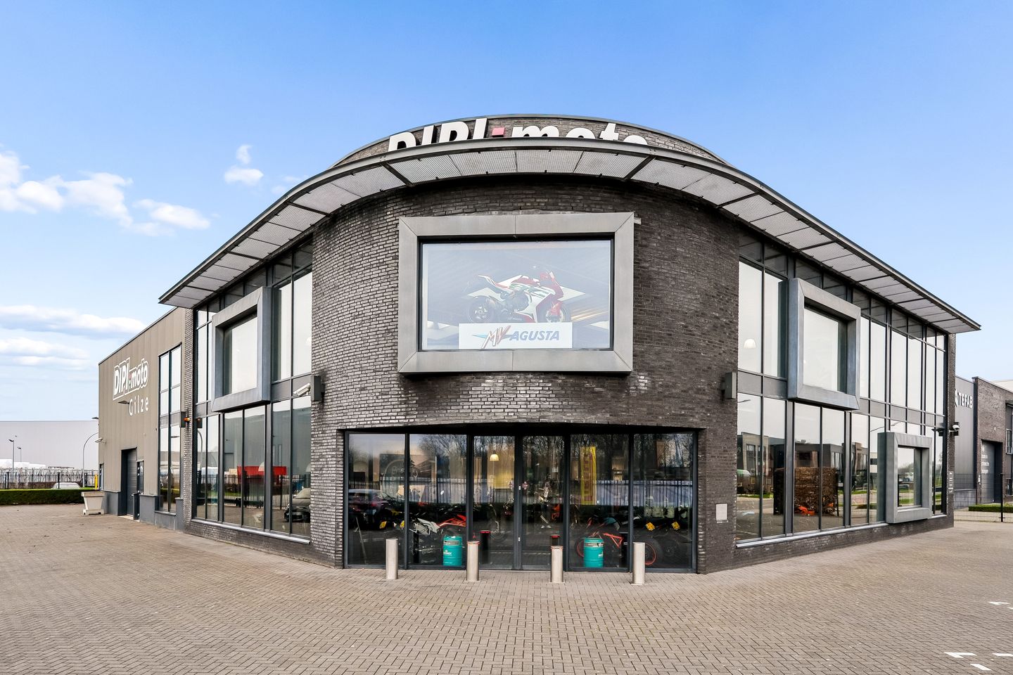 View photo 1 of Phantom 1