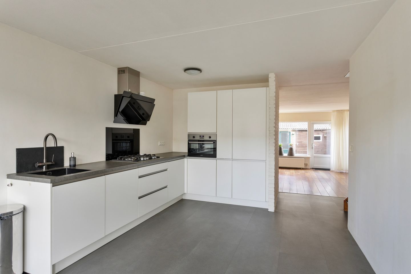 Foto 14 van de Ruyterweg 84