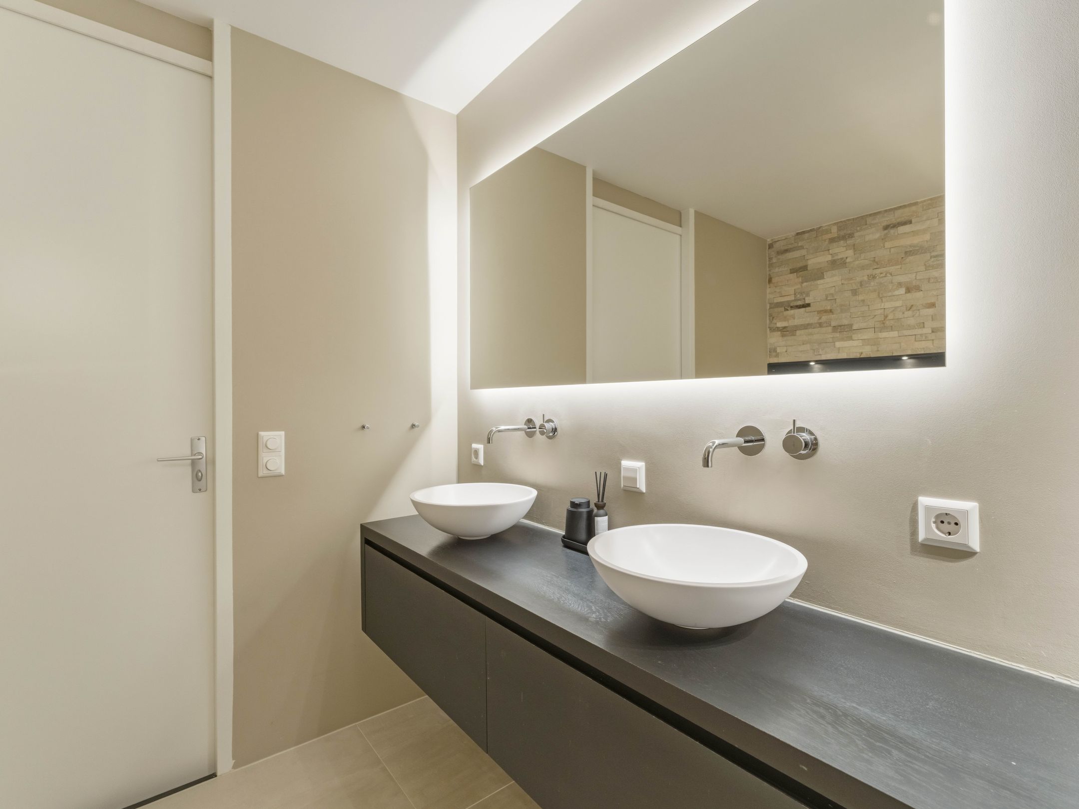 Photo 27 of Frederik Loewestraat 13