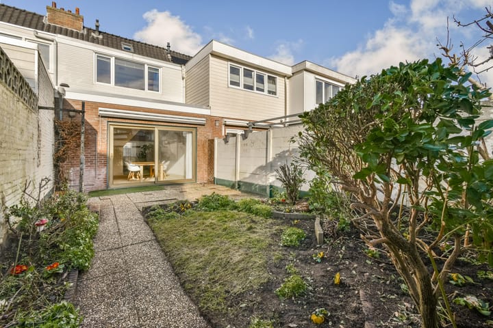 Photo 12 of Helmersstraat 12