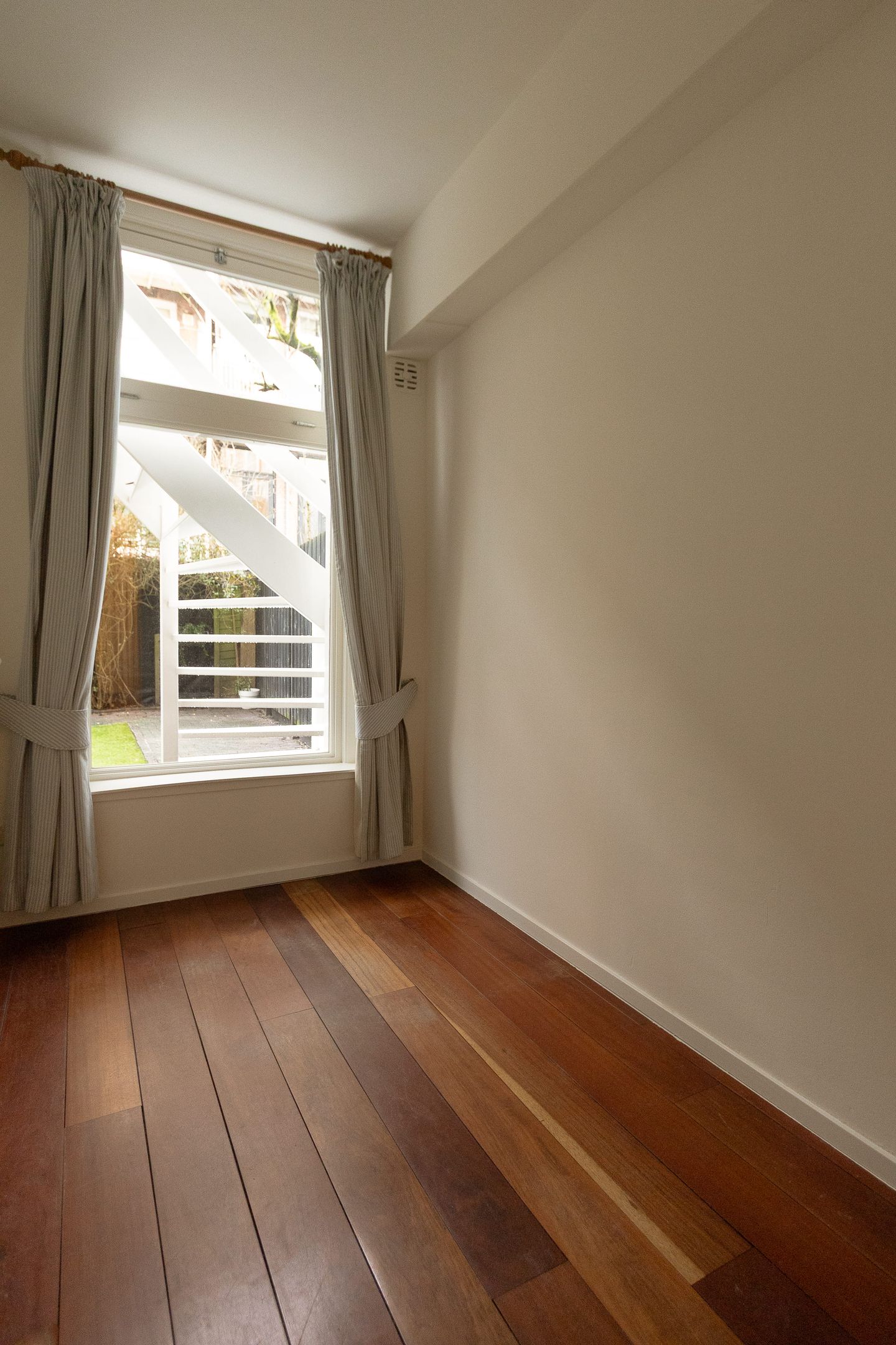 Photo 25 of Van Eeghenlaan 17-H