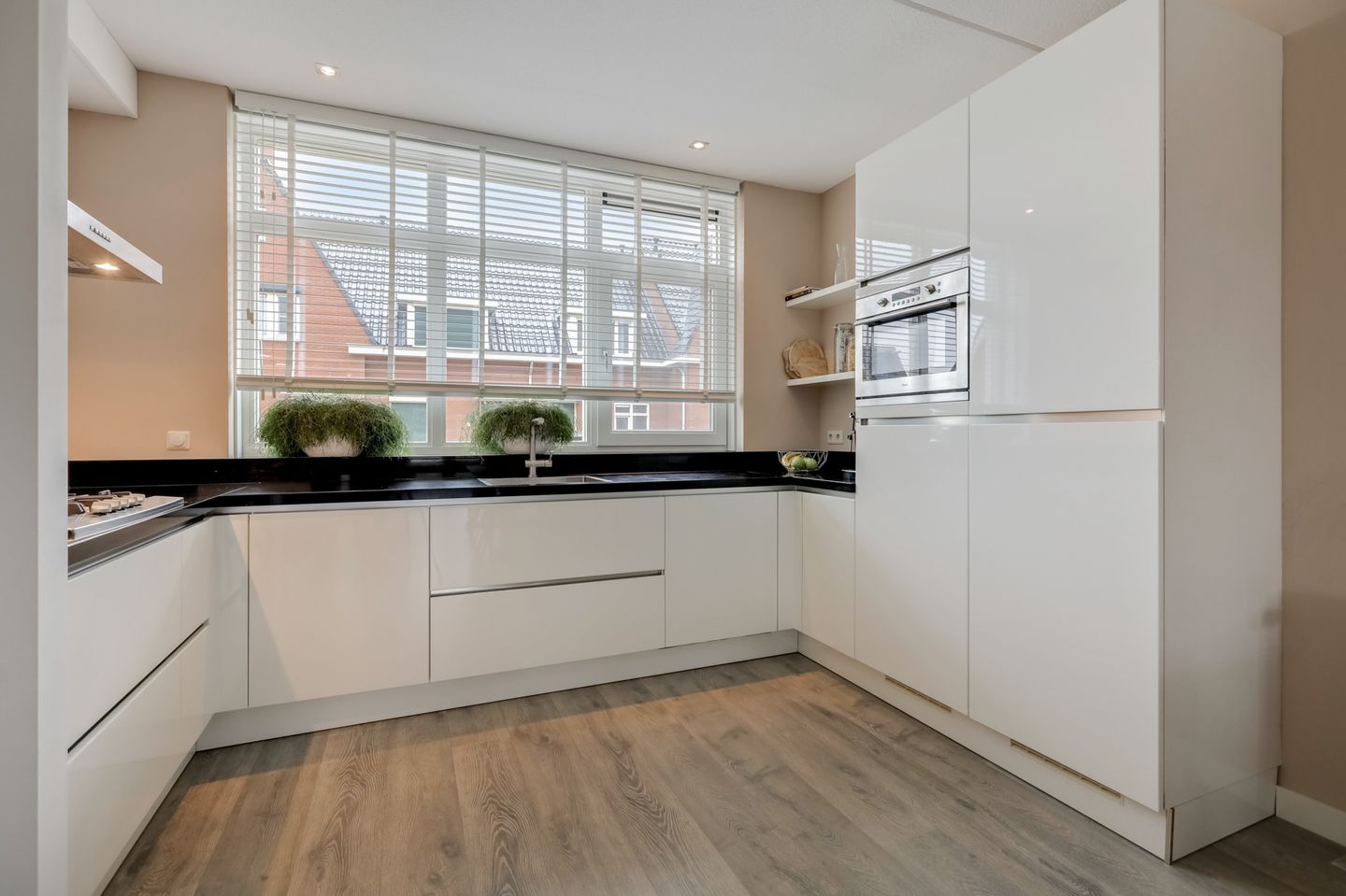 Foto 14 van Herman van Velzenstraat 47