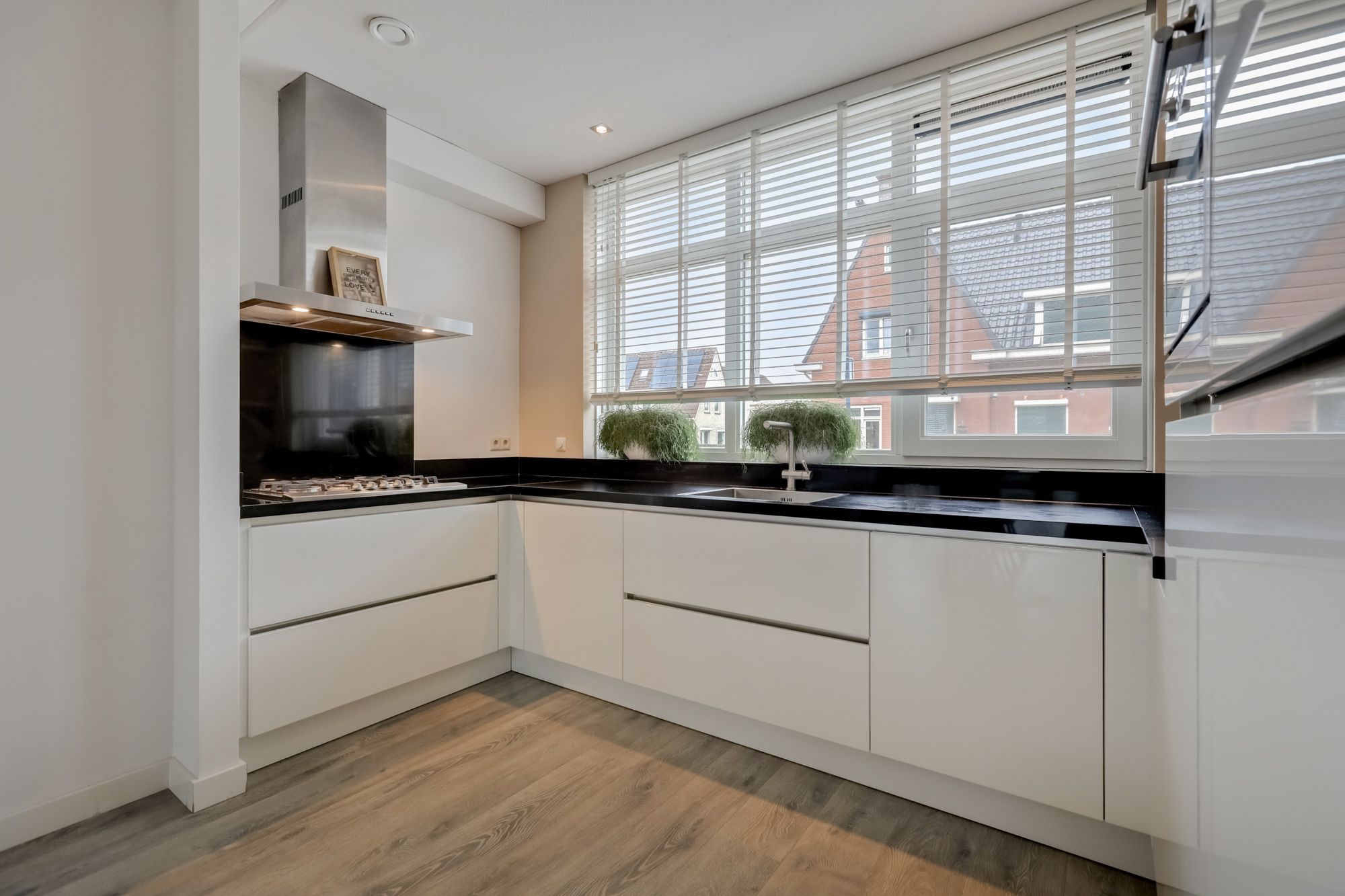 Foto 15 van Herman van Velzenstraat 47