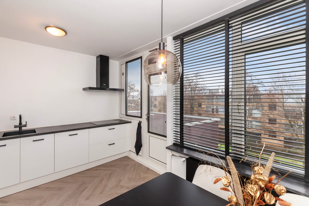 Foto 11 van Van Anrooystraat 391