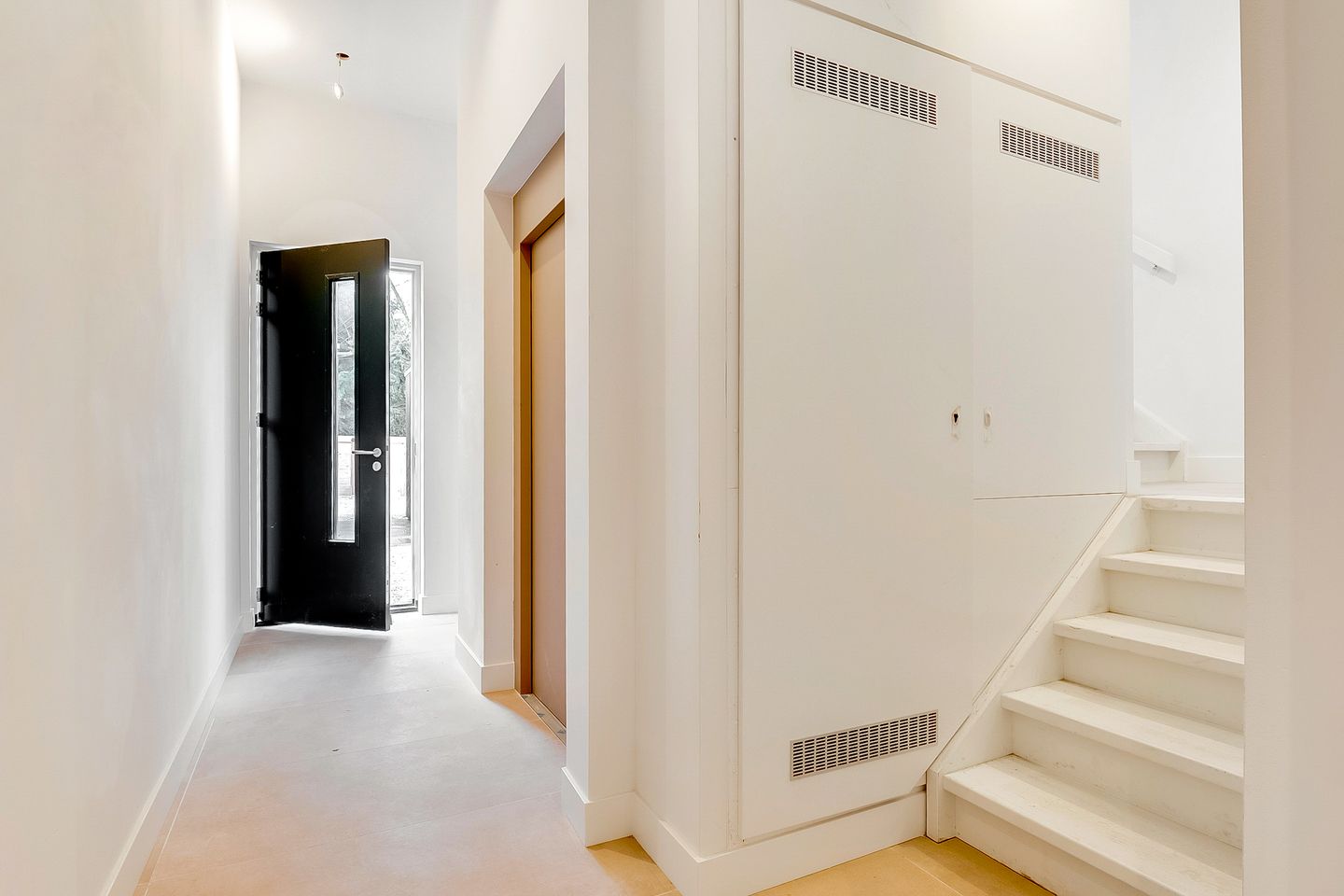 Photo 10 of Vredehofstraat 15-A