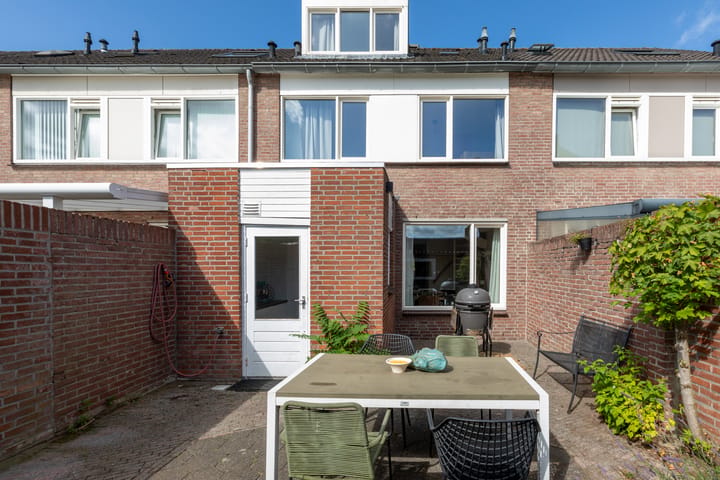 Modern Terraced Home with Four Bedrooms in Waalre — 52