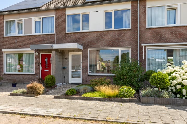 Modern Terraced Home with Four Bedrooms in Waalre — 64