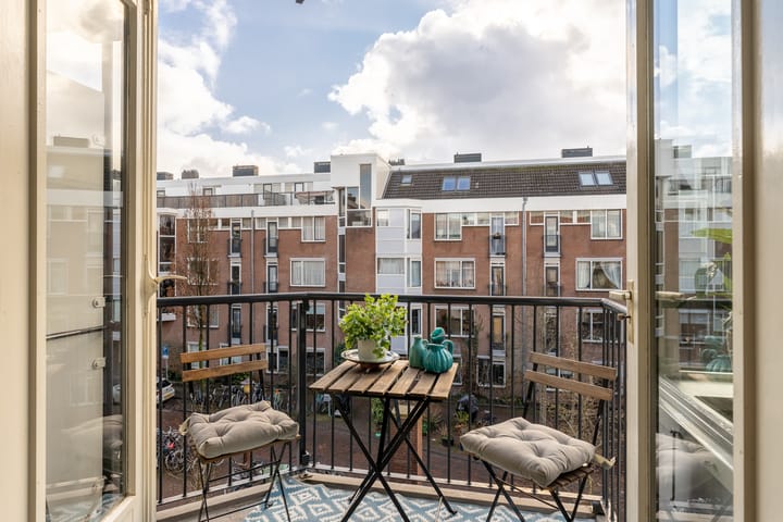 Spacious 1-bedroom apartment with two balconies in Dapperbuurt — 55