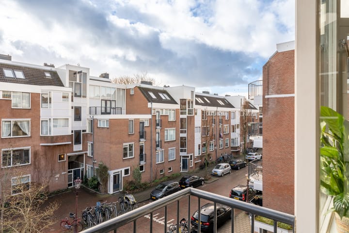 Spacious 1-bedroom apartment with two balconies in Dapperbuurt — 57
