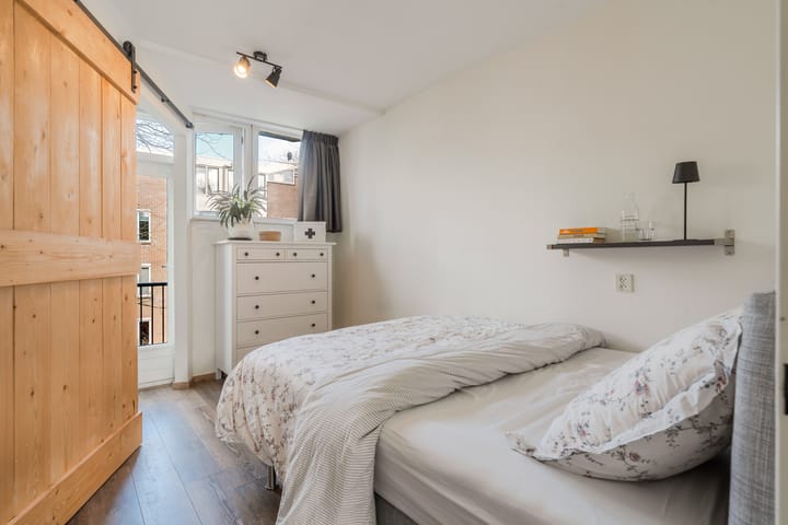 Spacious 1-bedroom apartment with two balconies in Dapperbuurt — 60