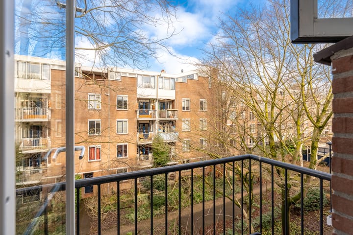 Spacious 1-bedroom apartment with two balconies in Dapperbuurt — 66