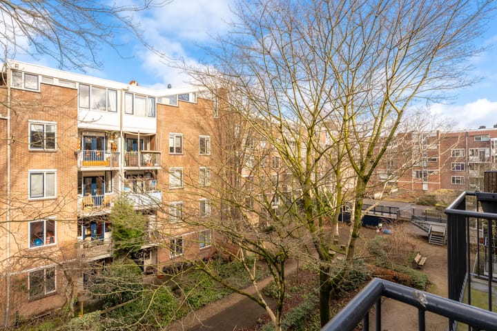 Spacious 1-bedroom apartment with two balconies in Dapperbuurt — 68