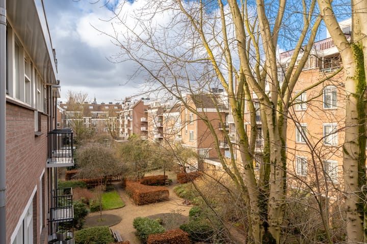 Spacious 1-bedroom apartment with two balconies in Dapperbuurt — 70