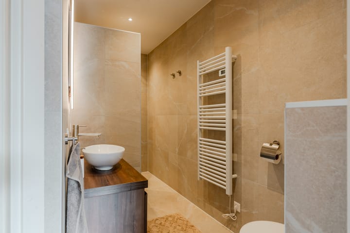 Spacious 1-bedroom apartment with two balconies in Dapperbuurt — 72