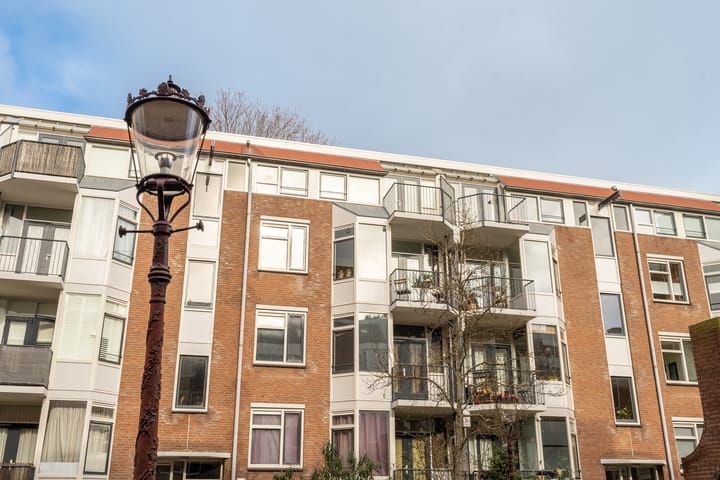 Spacious 1-bedroom apartment with two balconies in Dapperbuurt — 82