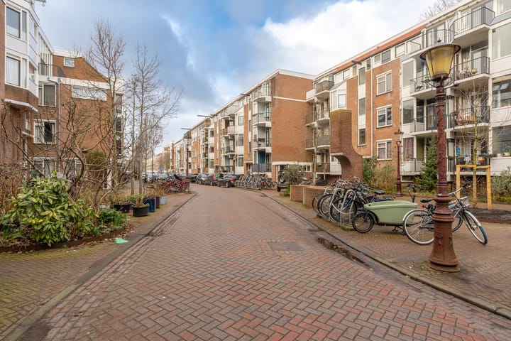 Spacious 1-bedroom apartment with two balconies in Dapperbuurt — 86