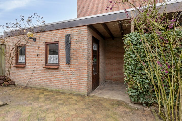Semi-detached family home with large garden near Eindhoven city center — 67