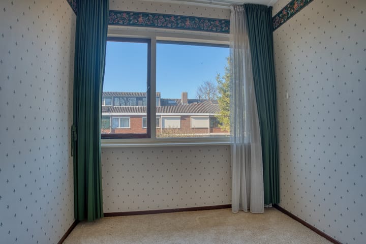 Affordable terraced home with four bedrooms in the heart of Hendrik-Ido-Ambacht — 32