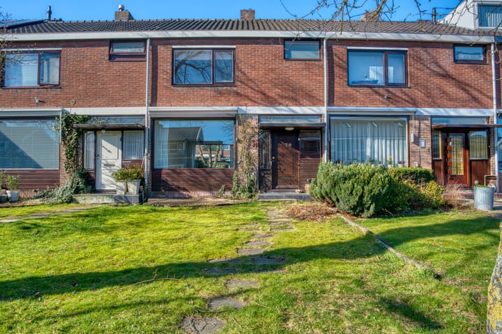 Affordable terraced home with four bedrooms in the heart of Hendrik-Ido-Ambacht — 68