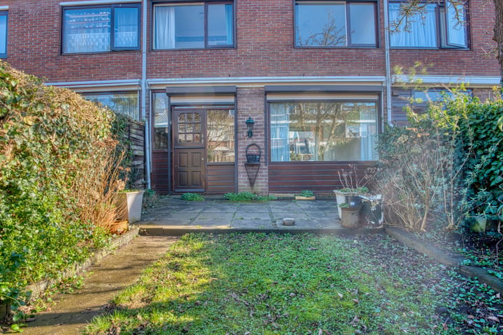 Affordable terraced home with four bedrooms in the heart of Hendrik-Ido-Ambacht — 28