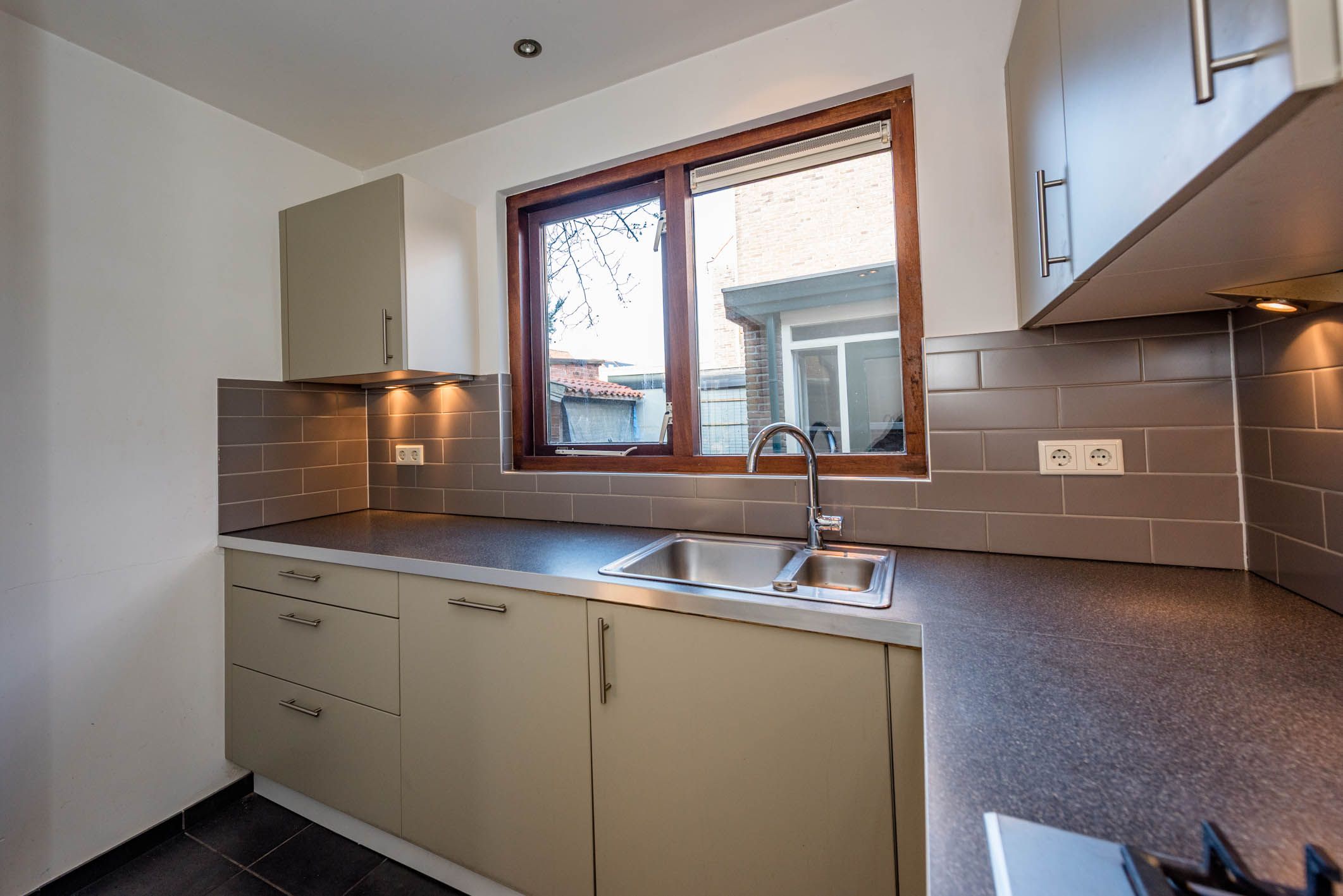 Spacious and Bright Terraced House with Modern Kitchen and Garden — 36