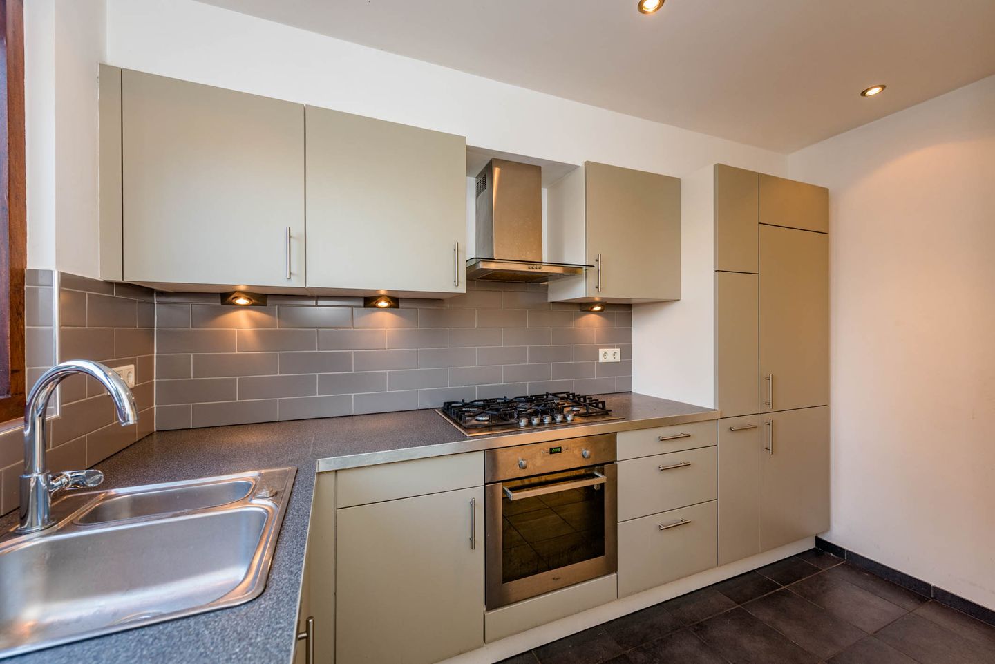 Spacious and Bright Terraced House with Modern Kitchen and Garden — 38