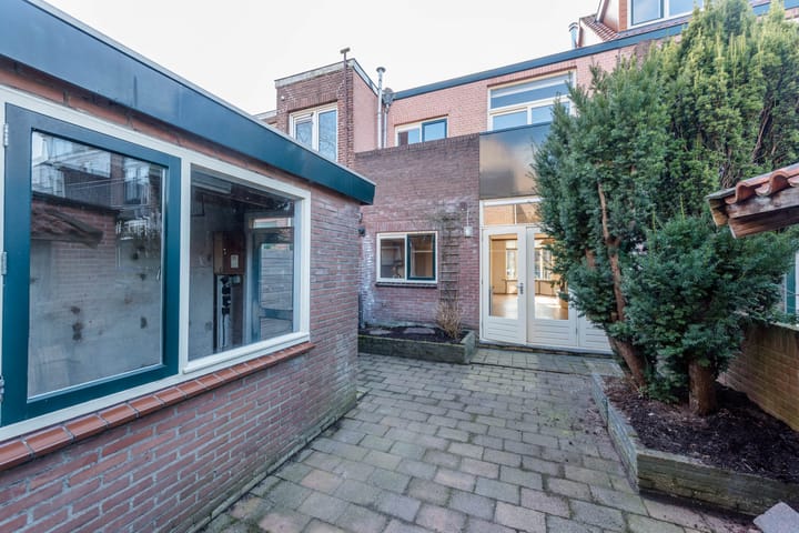 Spacious and Bright Terraced House with Modern Kitchen and Garden — 41