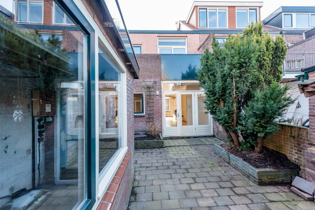 Spacious and Bright Terraced House with Modern Kitchen and Garden — 44