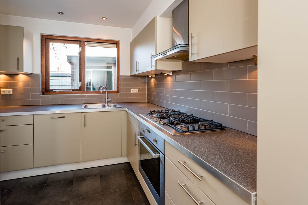 Spacious and Bright Terraced House with Modern Kitchen and Garden — 34