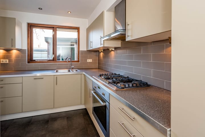 Spacious and Bright Terraced House with Modern Kitchen and Garden — 33