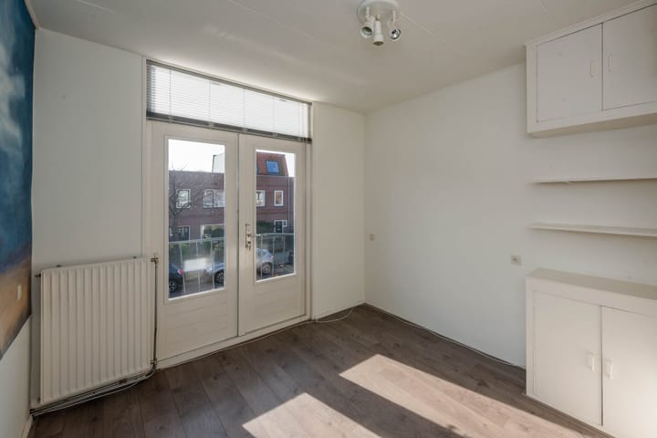 Spacious and Bright Terraced House with Modern Kitchen and Garden — 49
