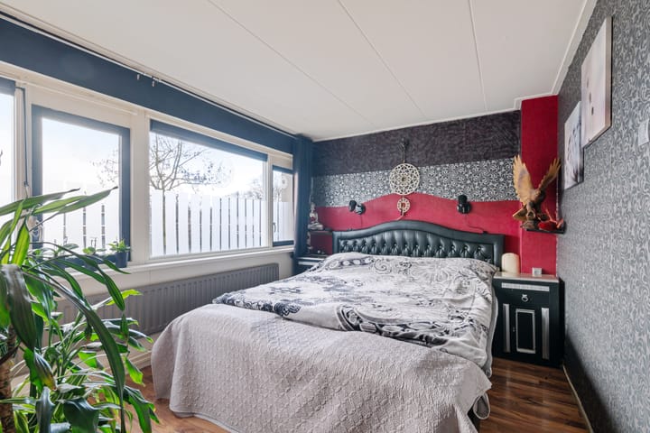 Spacious Three-Bedroom Terraced House with South-West Garden in 's-Hertogenbosch — 37