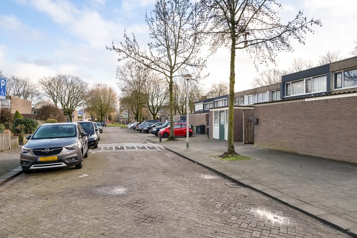 Spacious Three-Bedroom Terraced House with South-West Garden in 's-Hertogenbosch — 59