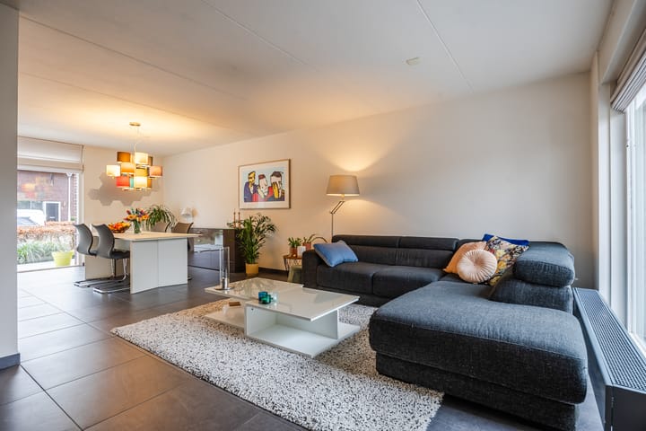 Photo 2 of Roodeschoolstraat 105