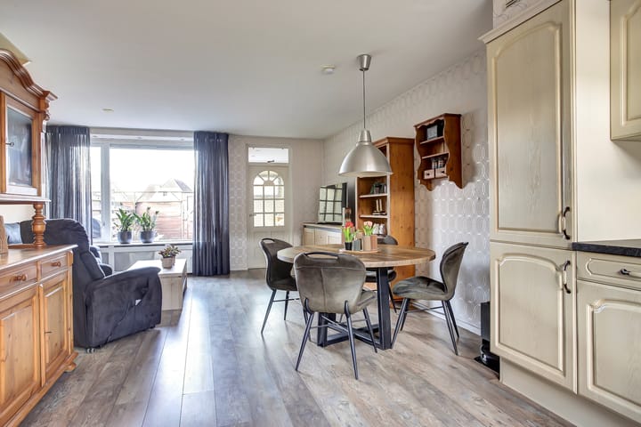 Foto 2 van Meibloem 16