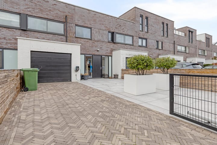 Photo 2 of Waterweegbree 189