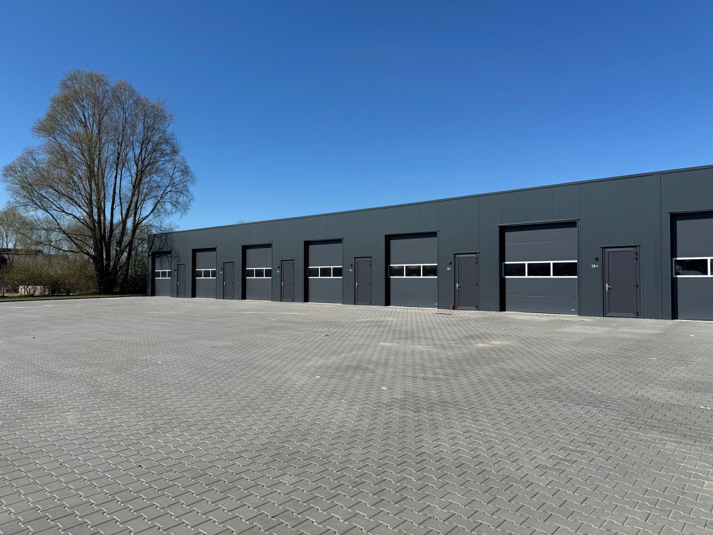 View photo 2 of De Steven 18