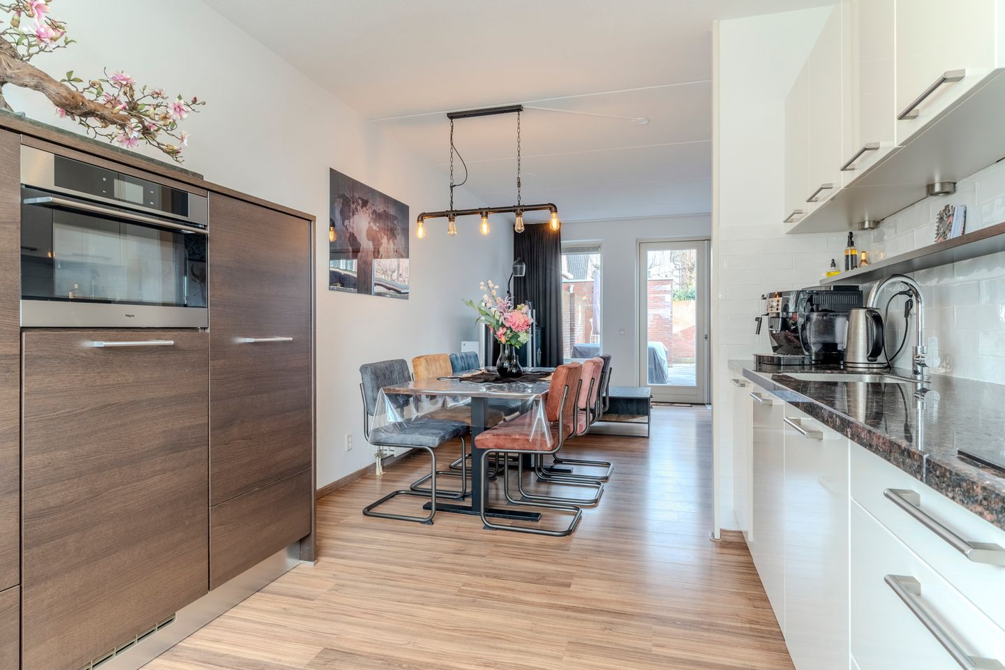 Photo 10 of Voorschotenstraat 11