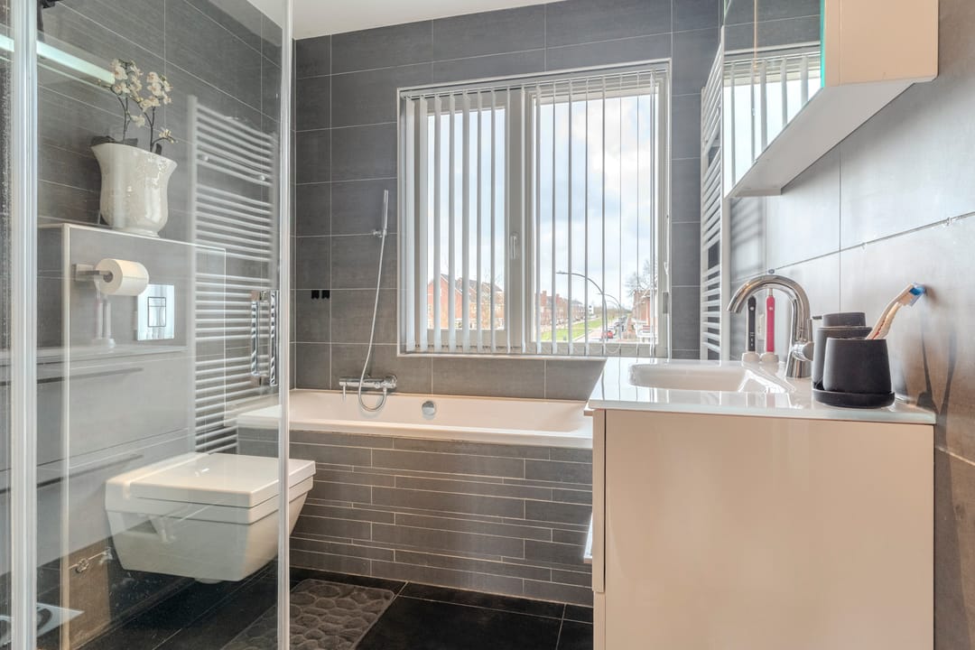 Photo 13 of Voorschotenstraat 11