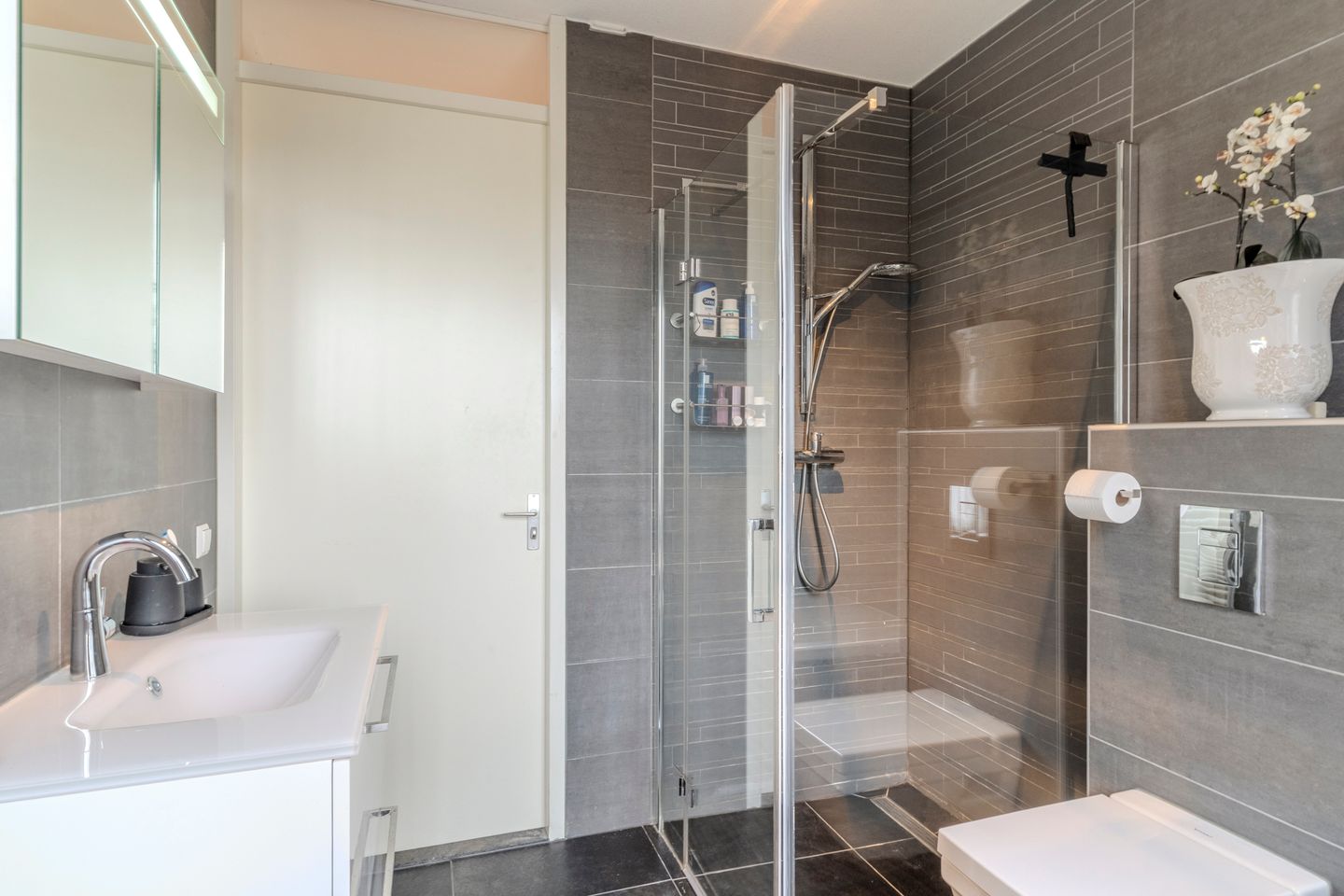 Photo 14 of Voorschotenstraat 11