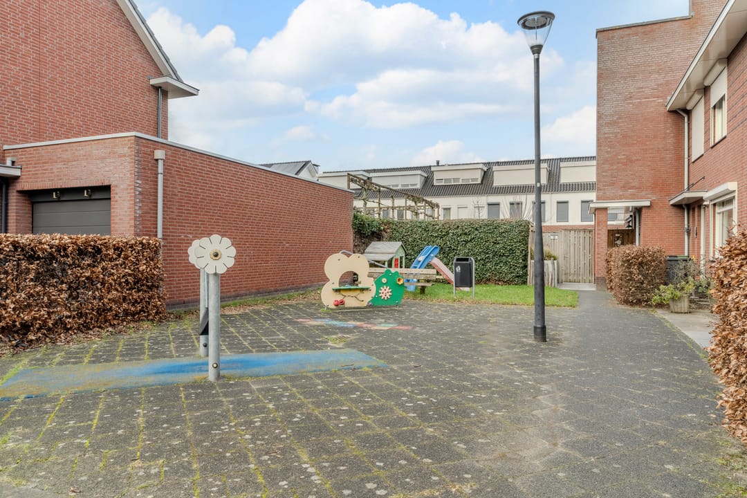 Photo 28 of Voorschotenstraat 11