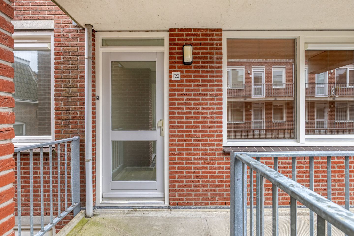 Photo 4 of Graaf van Burenstraat 2-F23