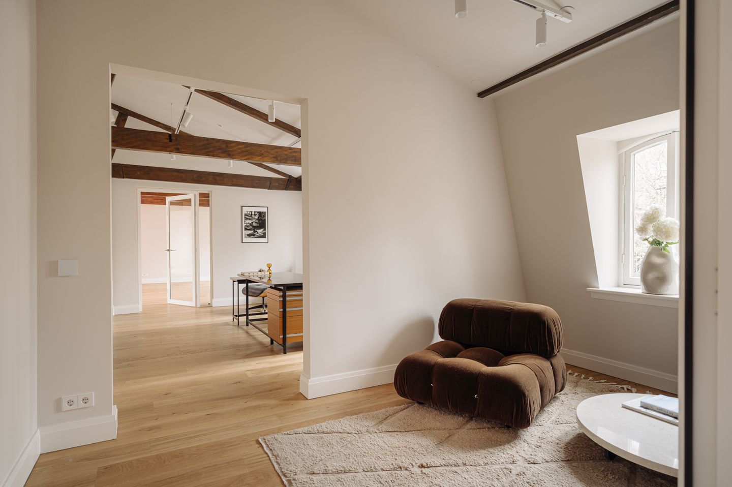 View photo 3 of Oosteinde 9-D